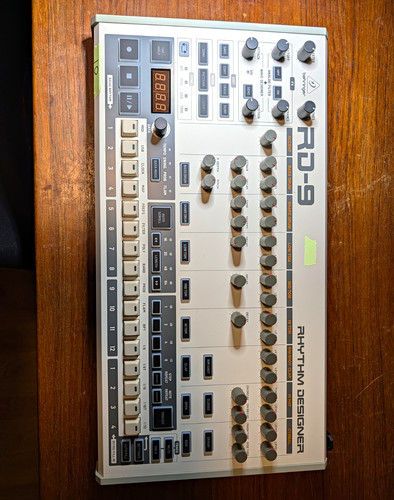 Behringer analog tabletop - rd-9,